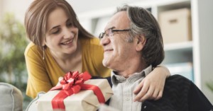 Filha dando presente de Dia dos Pais para o pai